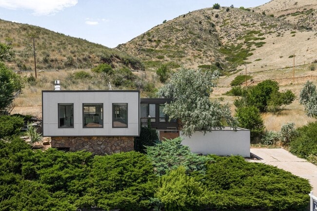 Building Photo - LUX 3BD, 3BA Foothills Home Only 5 Minutes...