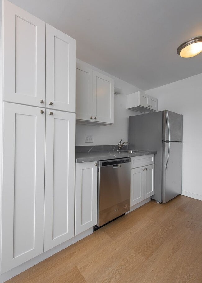Photo - Top-Floor 2bed/1bath Apartment in Prime Redmond Location! Unit B3