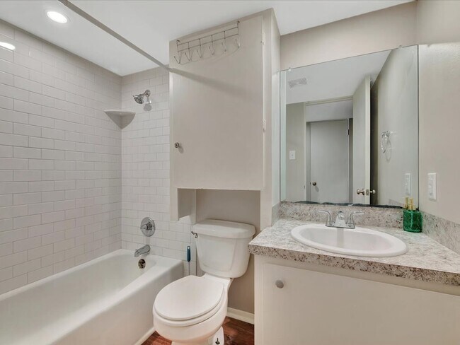 Photo - Campus Colony