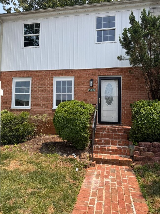 3 Bedroom || 1.5 Bathroom Townhome - 3 Bedroom || 1.5 Bathroom Townhome