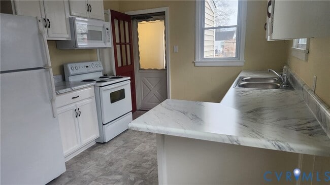 Photo - 428 Roslyn Ave