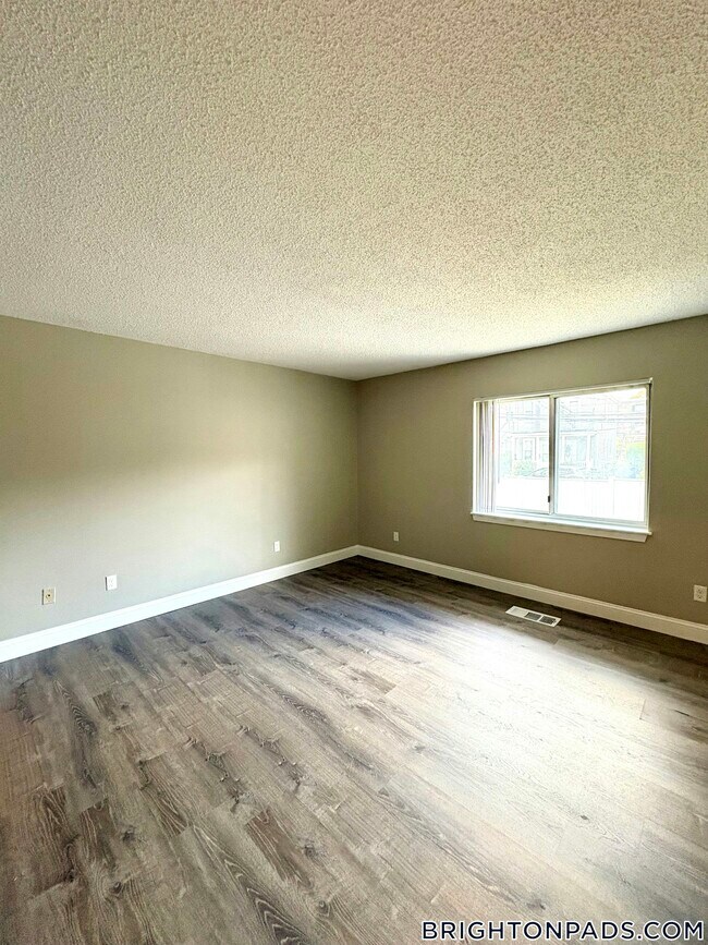 Photo - 150 N Beacon St Unidad A1