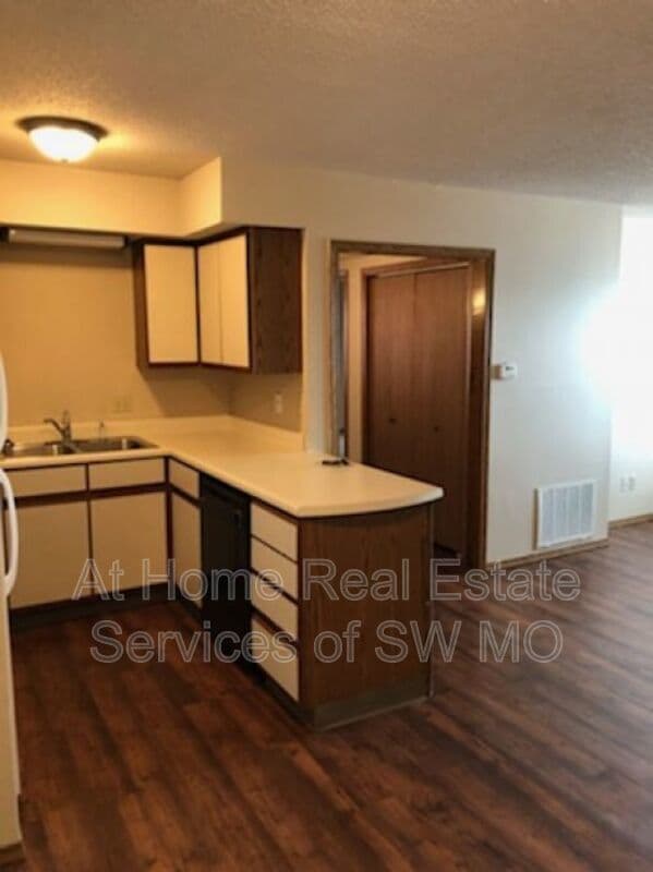 Photo - 2856 S Rogers Ave Unit Apt #7