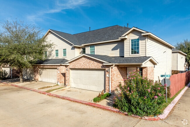 Building Photo - Palm Trace Homes