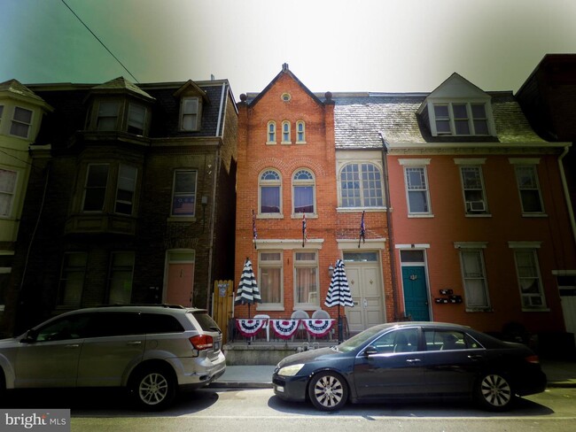 Building Photo - 254 E King St Rental