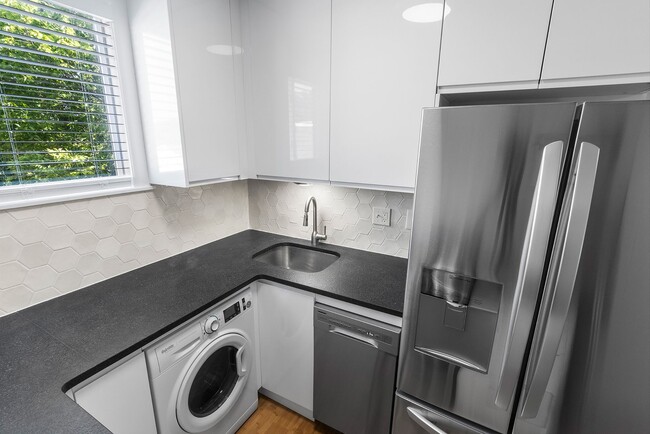 Building Photo - Taylor Street Towers Rental