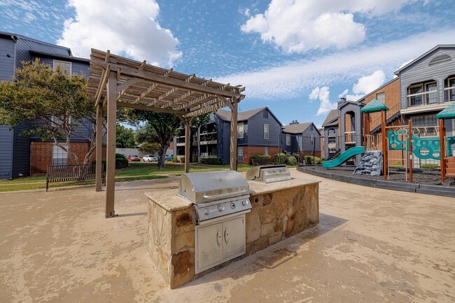 NorthDallas_Exteriors_1025_005 - The Residence at North Dallas