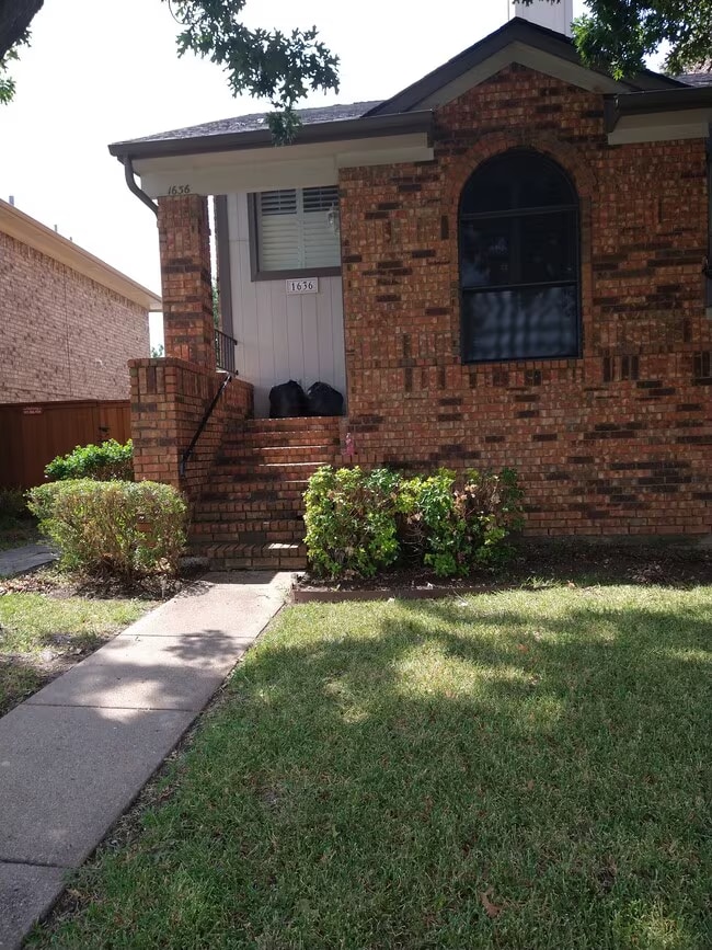 Photo - 1636 Kingspoint Dr House