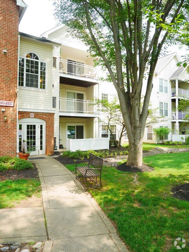 Building Photo - 2 Bedroom Condominium in Sought After Comm...