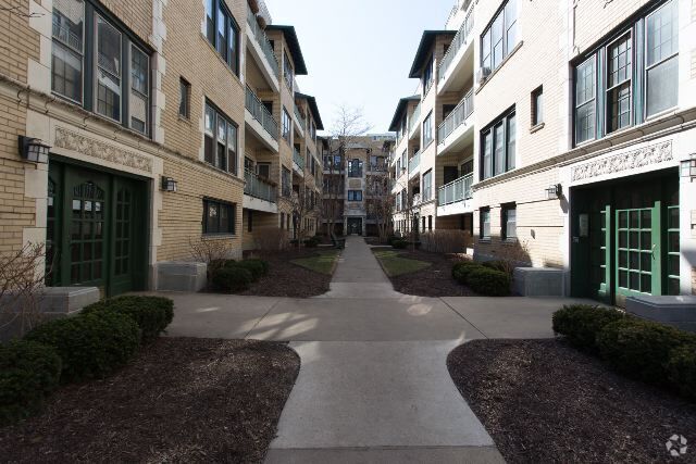 Building Photo - 4312 N Clarendon Ave Rental
