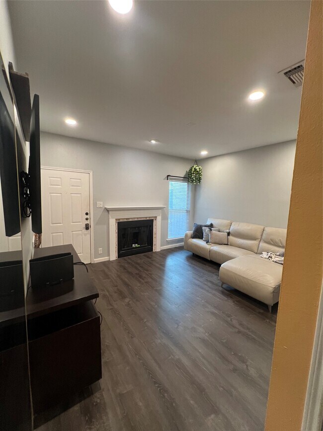 Photo - 2414 Longview St Unit 202