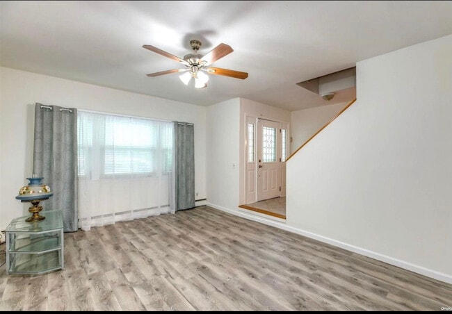 Photo - 370 Blue Point Rd