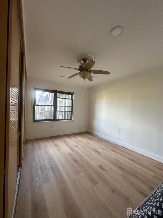 Photo - 405 N Oaks Blvd