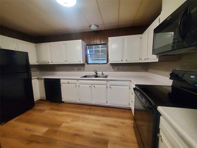 Photo - 18379 Thomas St