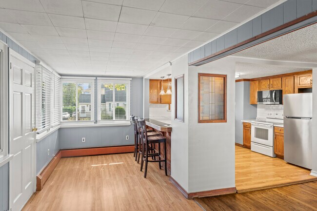 Photo - 518 Quaker Ln S