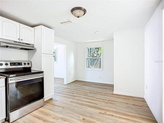 Photo - 317 Jessica St S