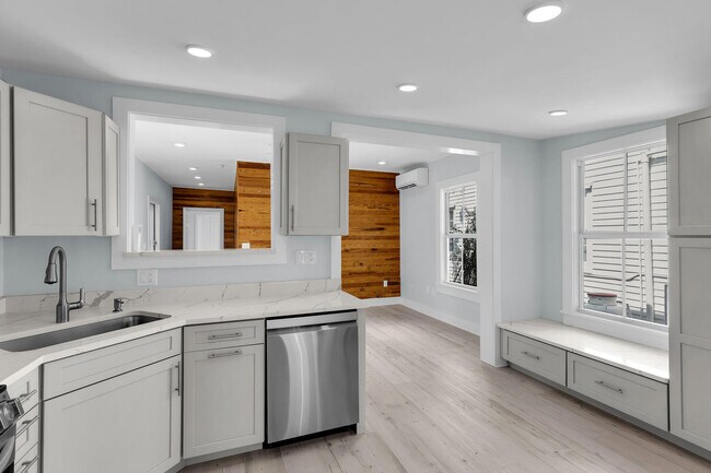 Photo - 1420 Petronia St