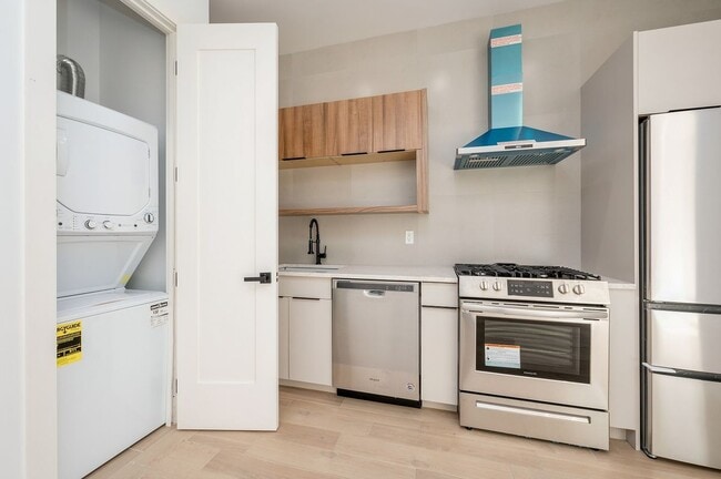 Building Photo - 582 E 138th St