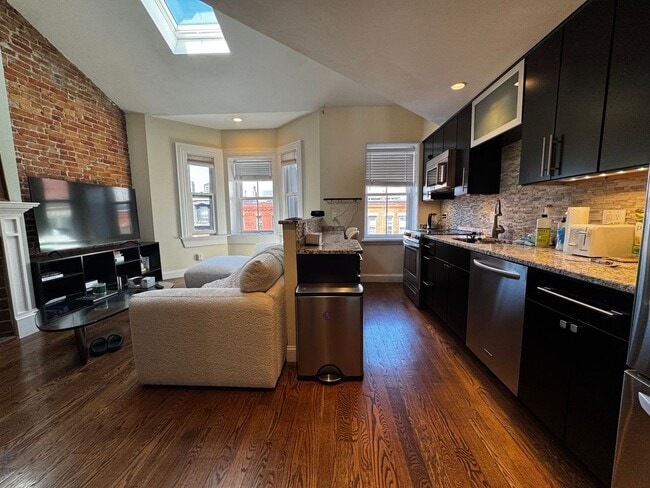Building Photo - 1 bed 1.5 bath with roof deck, no undergrads, central air, W/D in unit