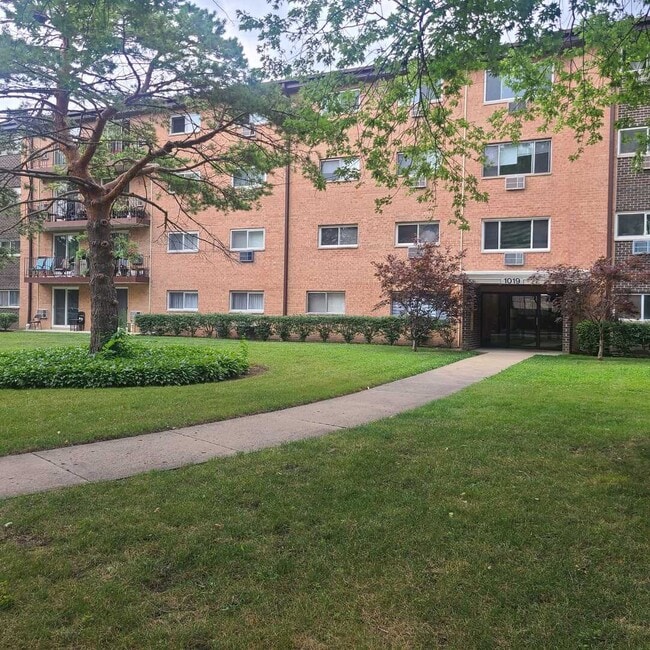 Building Photo - 1019 N Boxwood Dr Unit 108 Rental