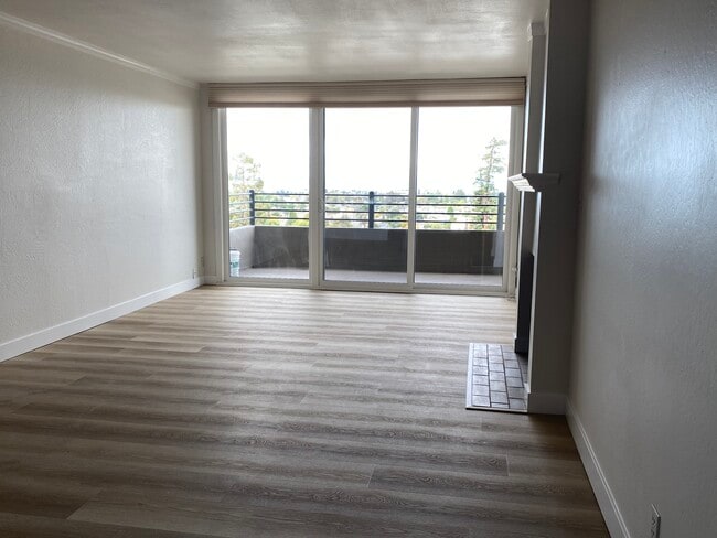 Spacious living room/dining room with full balcony - 5340 Broadway Ter Unit 403