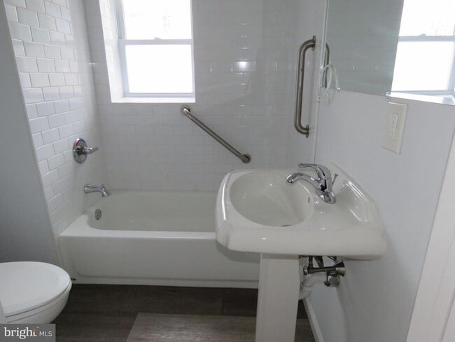 Photo - 1060 Elwood Ave