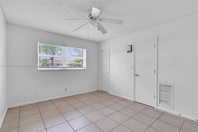 Building Photo - 3201 NW 4th Ter Unit 85 Rental