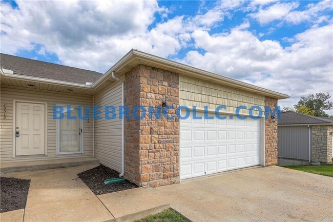 Building Photo - Completely renovated 3 bedroom unit with modern finishes and beautiful views.