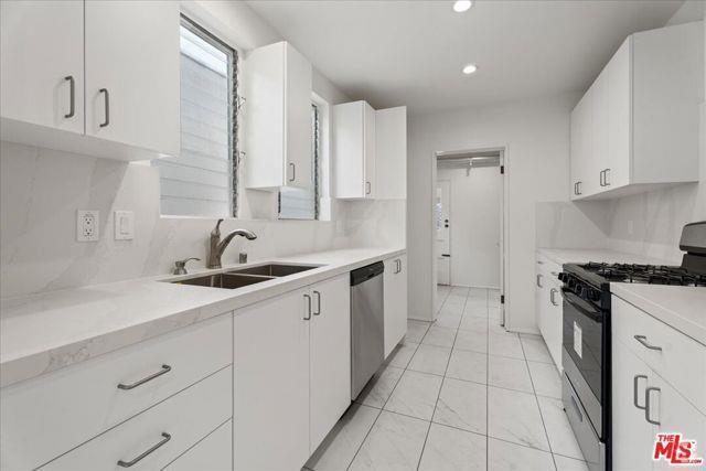 Building Photo - 205 S Reeves Dr Rental