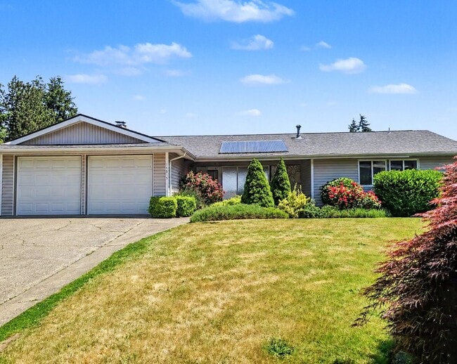 Building Photo - AVAILABLE JULY 20TH! Beautiful Views of Lake Sammamish, 5 bed/3 bath with Fully Fenced Yard