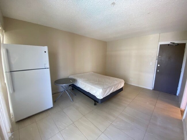 Building Photo - Studio near Waikiki Beach Unit 71