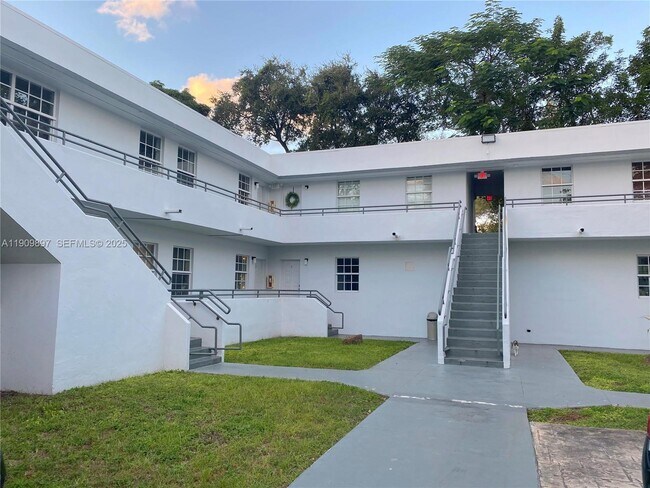 Photo - 541 NE 62nd St Unit 3