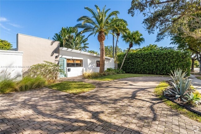 Building Photo - 1965 Alamanda Dr Rental