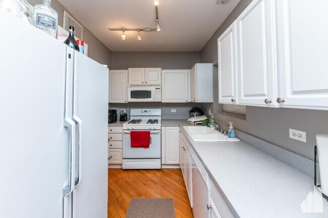Photo - 2 bedroom in Chicago IL 60657 Unit B