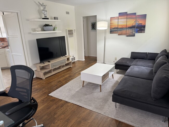 Building Photo - 2312 3rd St Unit 2312 3rd Front Rental