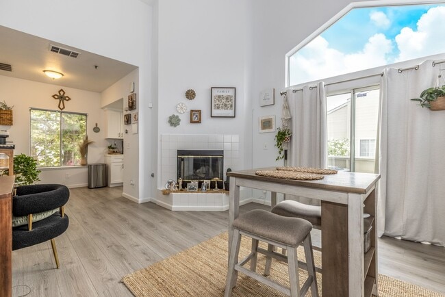 Photo - 2 bed/2 bath Upstairs Condo! Unidad 9