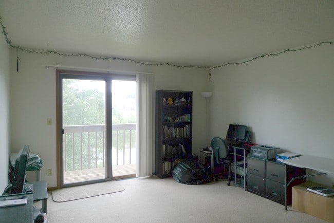 Building Photo - 2601 Westwinds Dr Unit 4