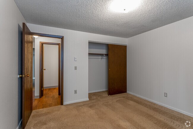 2BR, 1BA - 900SF