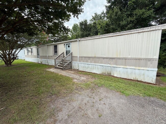 Building Photo - 3 bedroom, 2 bath Mobile Home