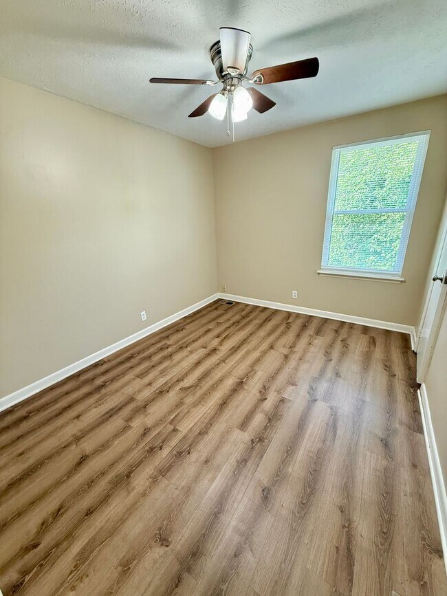 Photo - 2 Bedroom 1.5 Bath Duplex near Dan Mills i...