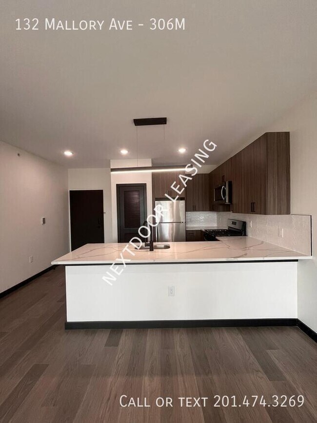 Building Photo - 132 Mallory Ave Unit 306M
