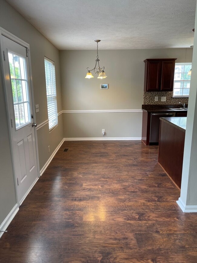 Photo - 617 Niagra Ln