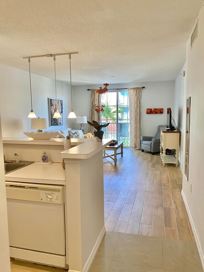 Building Photo - 720 S Sapodilla Ave Unit 312