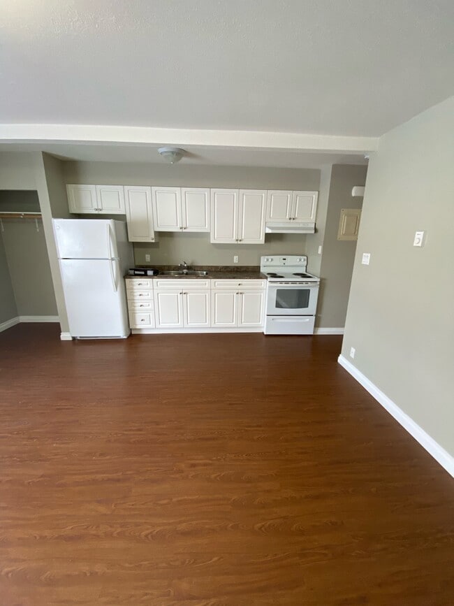 Photo - 9904-9995 95 St