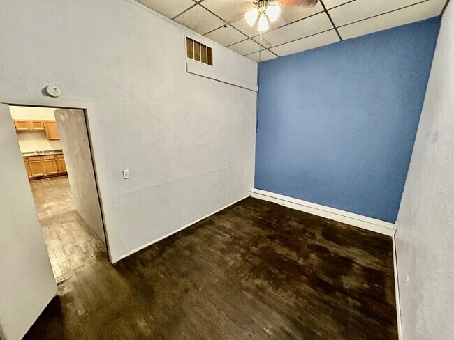 Photo - 208 MAIN,
