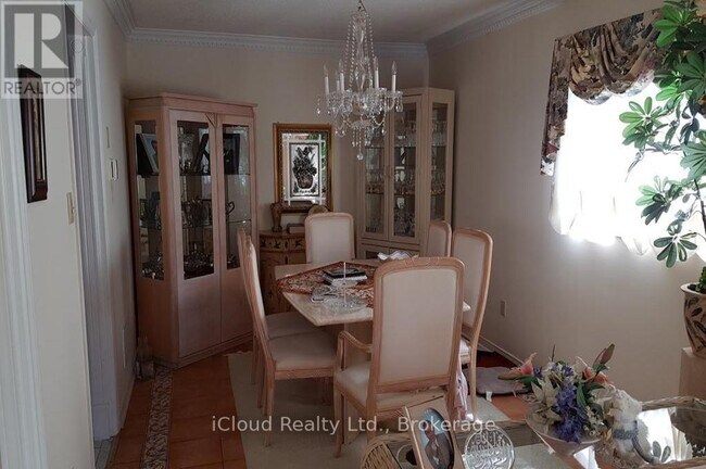 Photo - 5506 Woodchase Crescent