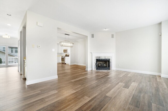 Photo - 909 N Hanley Rd