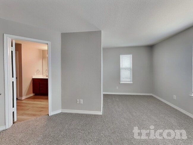 Photo - 2631 Green Leaf Way