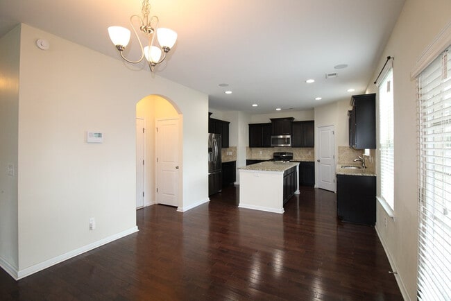 Photo - 870 Cormier Dr