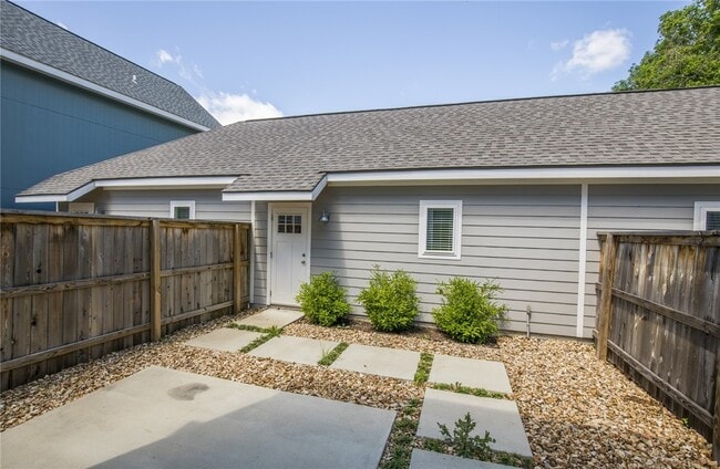 Photo - 444 SW B St